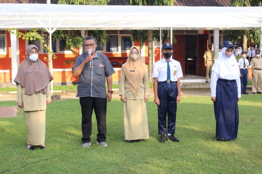 PENYERAHAN SISWA BARU SECARA SIMBOLIS OLEH WALI MURID